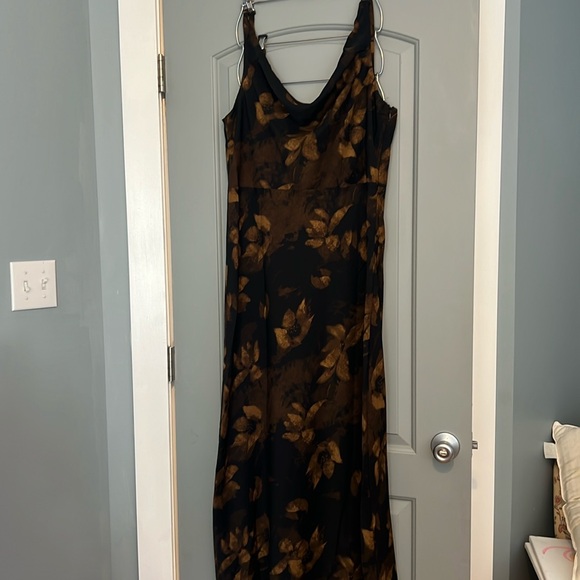 DARA MIDI DRESS - LOW NECK SLEEVELESS SLIP DRESS IN AMBER FLORAL PRINT - Picture 3 of 3